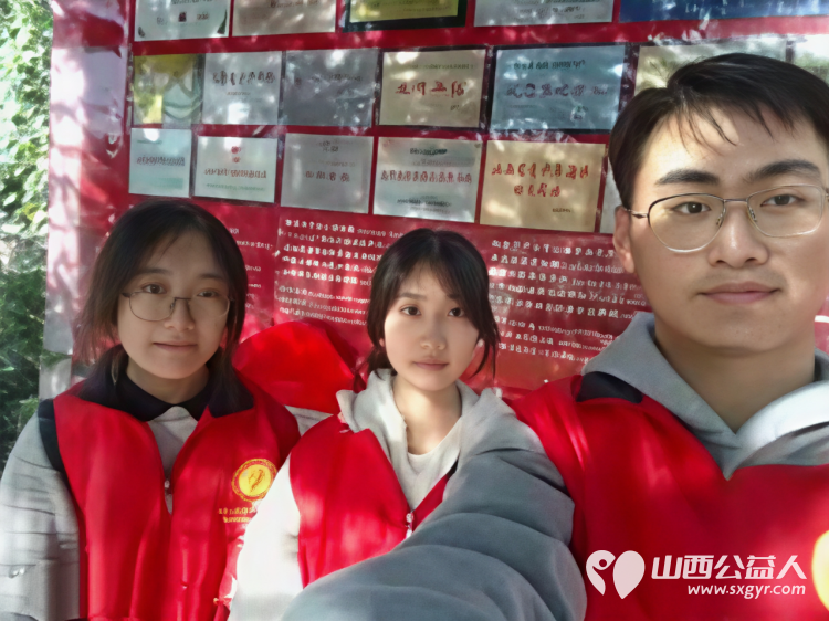 2025年11月阳泉义工“护学岗”服务组图协助交警护共同维护校园周边交通秩序守护着小学生的上学平安路 - 第16张