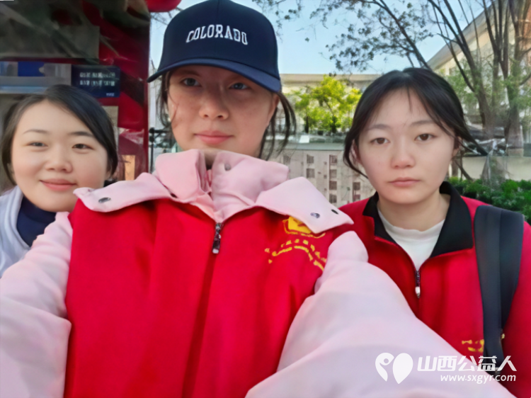 2025年11月阳泉义工“护学岗”服务组图协助交警护共同维护校园周边交通秩序守护着小学生的上学平安路 - 第2张