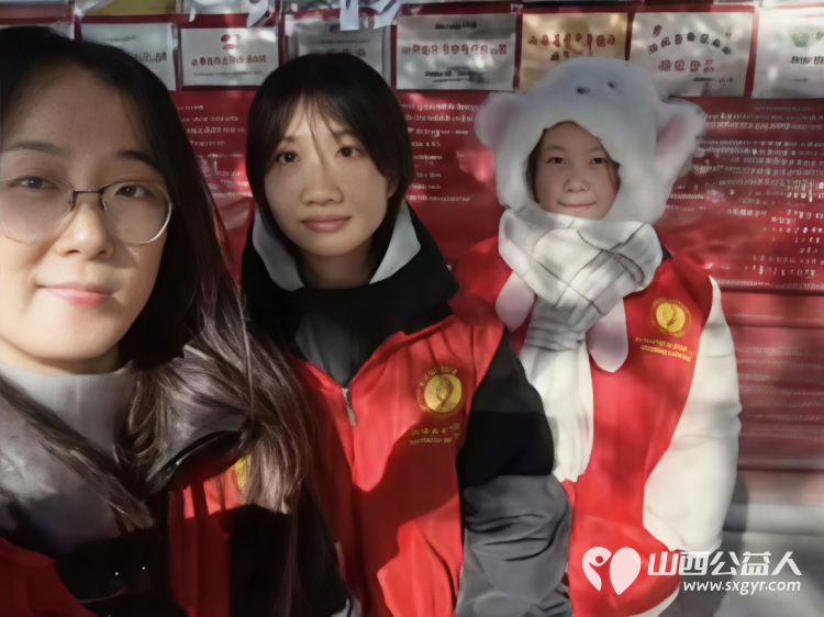 2025年11月阳泉义工“护学岗”服务组图协助交警护共同维护校园周边交通秩序守护着小学生的上学平安路 - 第15张