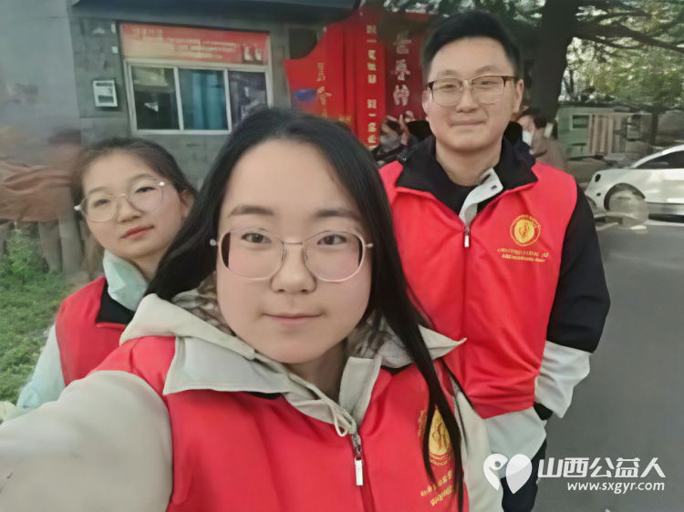 2025年11月阳泉义工“护学岗”服务组图协助交警护共同维护校园周边交通秩序守护着小学生的上学平安路 - 第14张