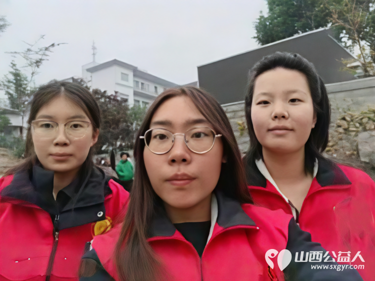 2025年11月阳泉义工“护学岗”服务组图协助交警护共同维护校园周边交通秩序守护着小学生的上学平安路 - 第10张