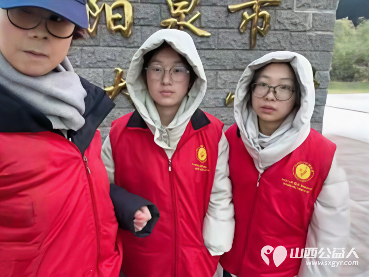 2025年11月阳泉义工“护学岗”服务组图协助交警护共同维护校园周边交通秩序守护着小学生的上学平安路 - 第11张