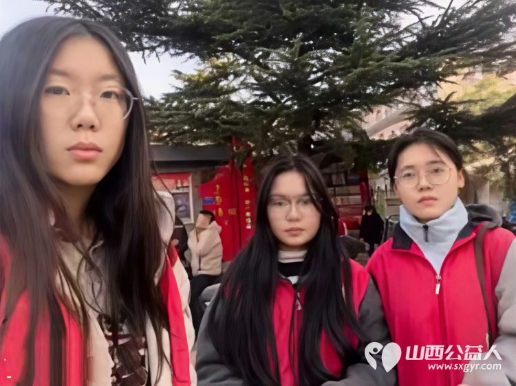 2025年11月阳泉义工“护学岗”服务组图协助交警护共同维护校园周边交通秩序守护着小学生的上学平安路 - 第9张