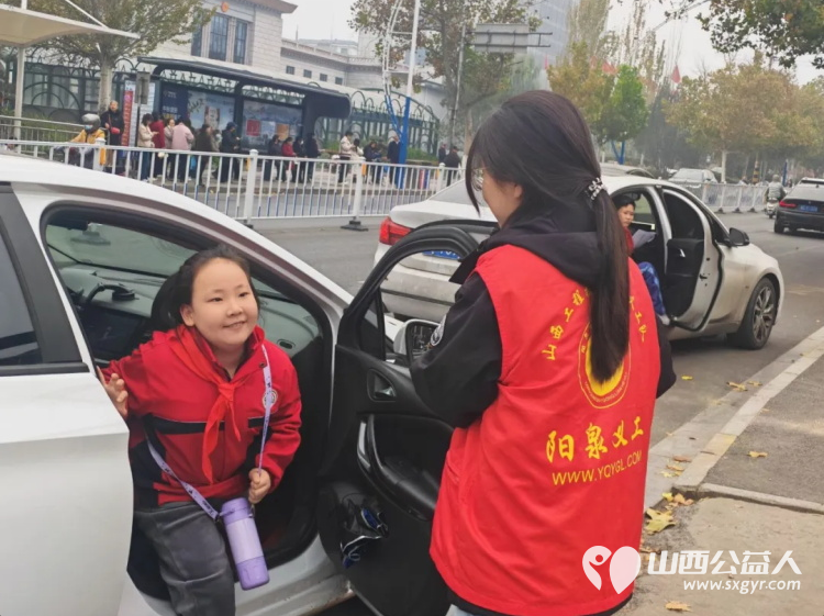 2025年11月阳泉义工“护学岗”服务组图协助交警护共同维护校园周边交通秩序守护着小学生的上学平安路 - 第38张