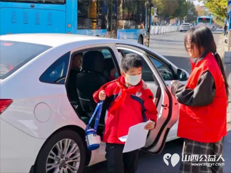 2025年11月阳泉义工“护学岗”服务组图协助交警护共同维护校园周边交通秩序守护着小学生的上学平安路 - 第36张