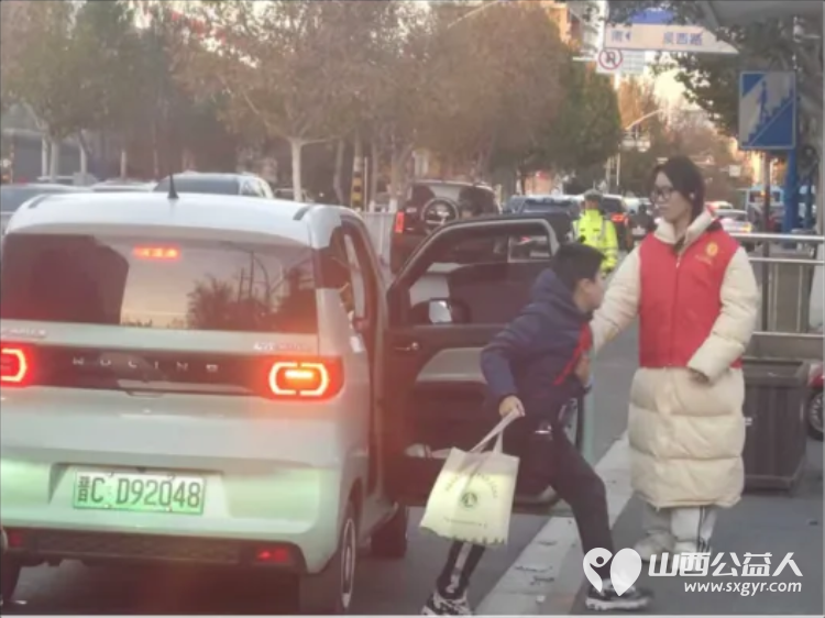 2025年11月阳泉义工“护学岗”服务组图协助交警护共同维护校园周边交通秩序守护着小学生的上学平安路 - 第31张