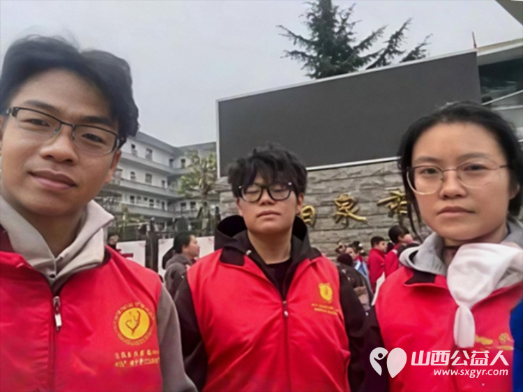 2025年11月阳泉义工“护学岗”服务组图协助交警护共同维护校园周边交通秩序守护着小学生的上学平安路 - 第7张