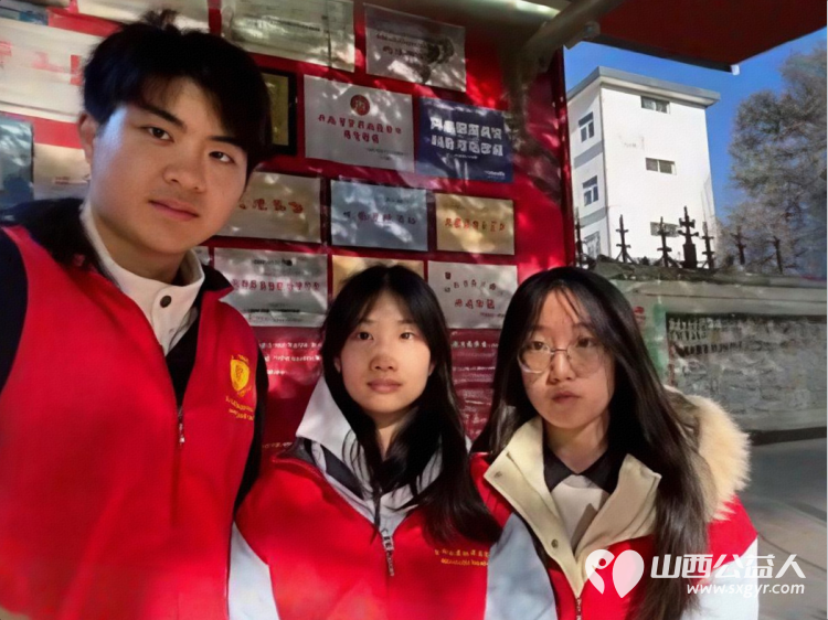 2025年11月阳泉义工“护学岗”服务组图协助交警护共同维护校园周边交通秩序守护着小学生的上学平安路 - 第5张