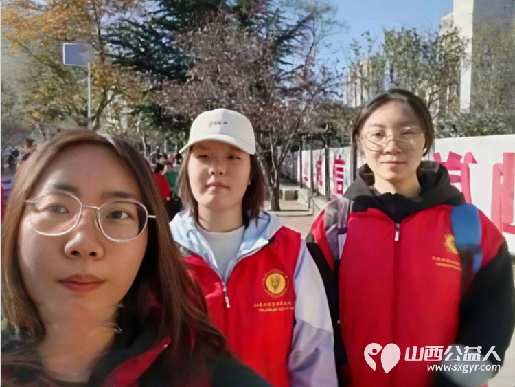 2025年11月阳泉义工“护学岗”服务组图协助交警护共同维护校园周边交通秩序守护着小学生的上学平安路 - 第8张