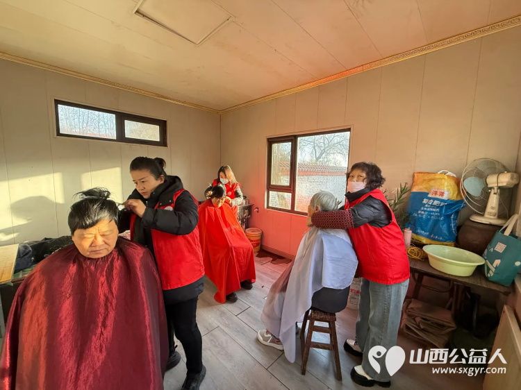 介休市敬老协会孝善行之敬老爱老助老活动2025年11月29日在绵山镇董家庄村举行为村里60岁以上所有老人免费理发体检 - 第7张