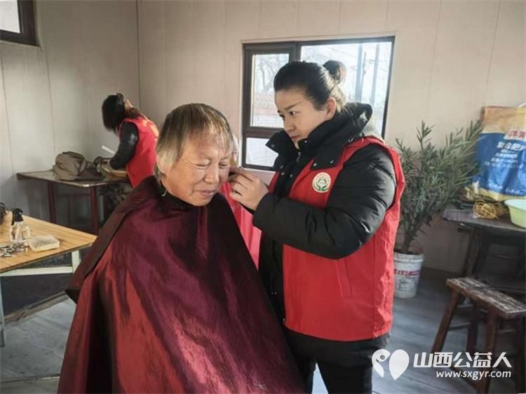 介休市敬老协会孝善行之敬老爱老助老活动2025年11月29日在绵山镇董家庄村举行为村里60岁以上所有老人免费理发体检 - 第11张