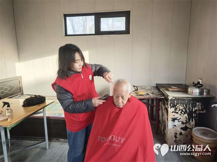 介休市敬老协会孝善行之敬老爱老助老活动2025年11月29日在绵山镇董家庄村举行为村里60岁以上所有老人免费理发体检 - 第12张