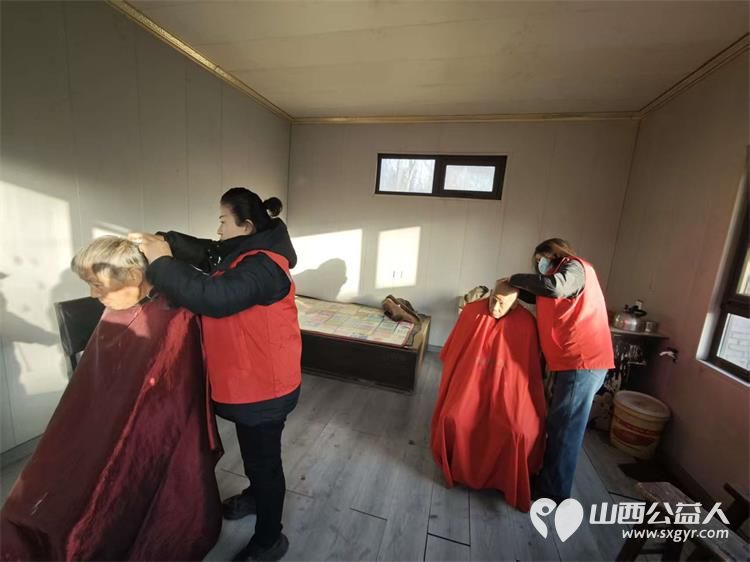 介休市敬老协会孝善行之敬老爱老助老活动2025年11月29日在绵山镇董家庄村举行为村里60岁以上所有老人免费理发体检 - 第6张