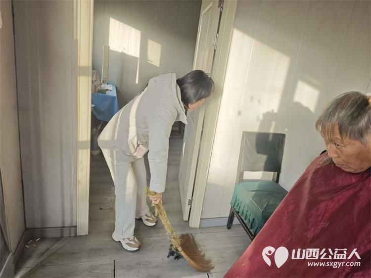 介休市敬老协会孝善行之敬老爱老助老活动2025年11月29日在绵山镇董家庄村举行为村里60岁以上所有老人免费理发体检 - 第15张