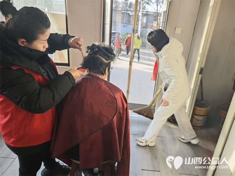 介休市敬老协会孝善行之敬老爱老助老活动2025年11月29日在绵山镇董家庄村举行为村里60岁以上所有老人免费理发体检 - 第14张