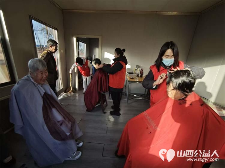 介休市敬老协会孝善行之敬老爱老助老活动2025年11月29日在绵山镇董家庄村举行为村里60岁以上所有老人免费理发体检 - 第5张