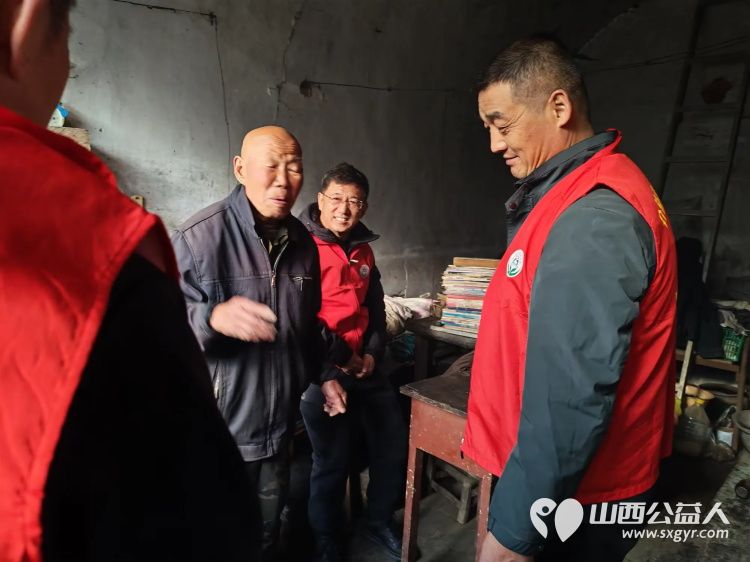 介休市敬老协会志愿者活动在绵山镇董家庄村入户90岁特困乔玉琪老人家中为老人打扫室内外卫生做饭包饺子 - 第6张