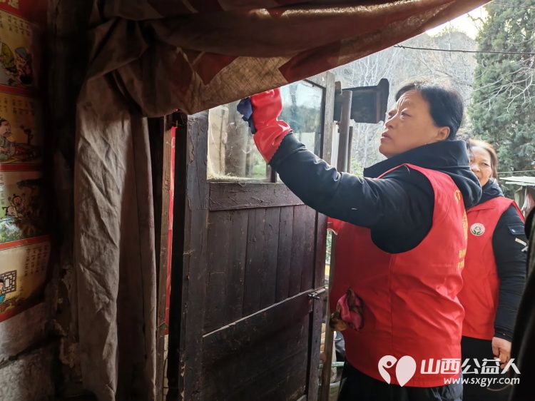 介休市敬老协会志愿者活动在绵山镇董家庄村入户90岁特困乔玉琪老人家中为老人打扫室内外卫生做饭包饺子 - 第3张