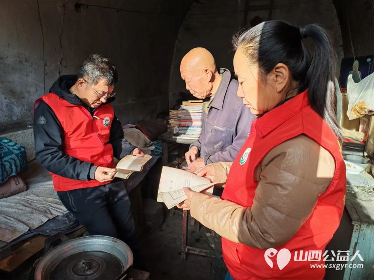 介休市敬老协会志愿者活动在绵山镇董家庄村入户90岁特困乔玉琪老人家中为老人打扫室内外卫生做饭包饺子 - 第14张