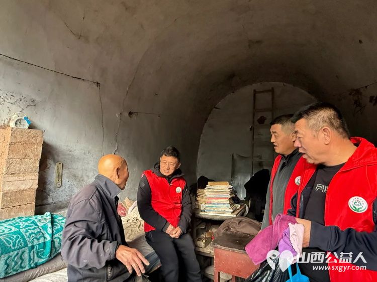 介休市敬老协会志愿者活动在绵山镇董家庄村入户90岁特困乔玉琪老人家中为老人打扫室内外卫生做饭包饺子 - 第12张