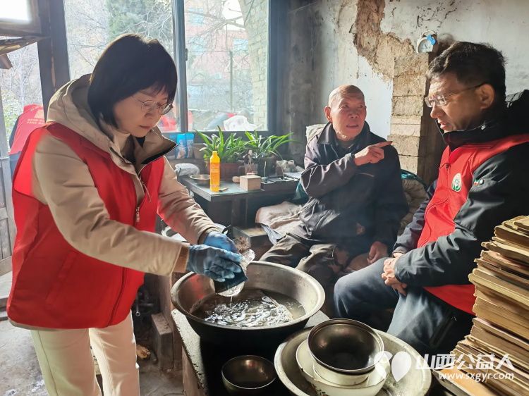 介休市敬老协会志愿者活动在绵山镇董家庄村入户90岁特困乔玉琪老人家中为老人打扫室内外卫生做饭包饺子 - 第19张
