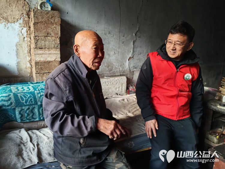 介休市敬老协会志愿者活动在绵山镇董家庄村入户90岁特困乔玉琪老人家中为老人打扫室内外卫生做饭包饺子 - 第7张