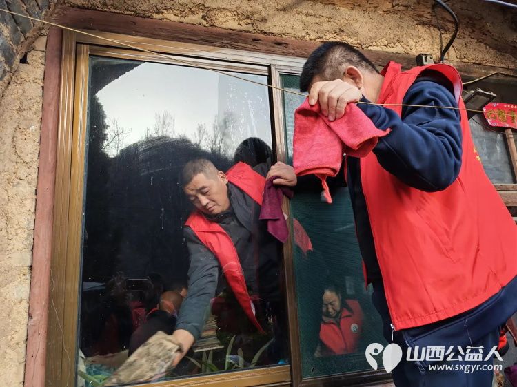 介休市敬老协会志愿者活动在绵山镇董家庄村入户90岁特困乔玉琪老人家中为老人打扫室内外卫生做饭包饺子 - 第5张