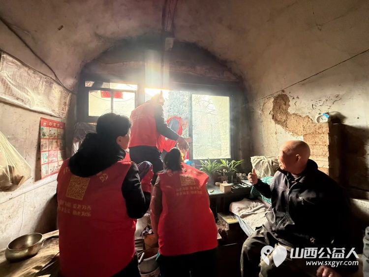 介休市敬老协会志愿者活动在绵山镇董家庄村入户90岁特困乔玉琪老人家中为老人打扫室内外卫生做饭包饺子 - 第2张