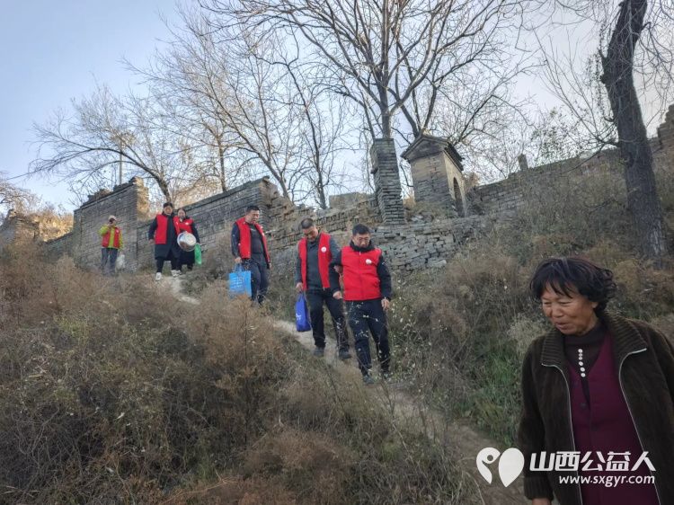 介休市敬老协会志愿者活动在绵山镇董家庄村入户90岁特困乔玉琪老人家中为老人打扫室内外卫生做饭包饺子 - 第10张