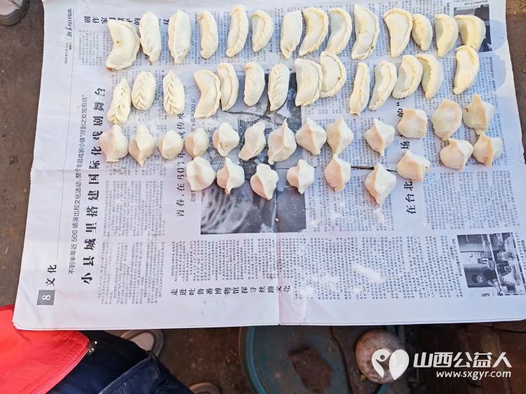 介休市敬老协会志愿者活动在绵山镇董家庄村入户90岁特困乔玉琪老人家中为老人打扫室内外卫生做饭包饺子 - 第8张