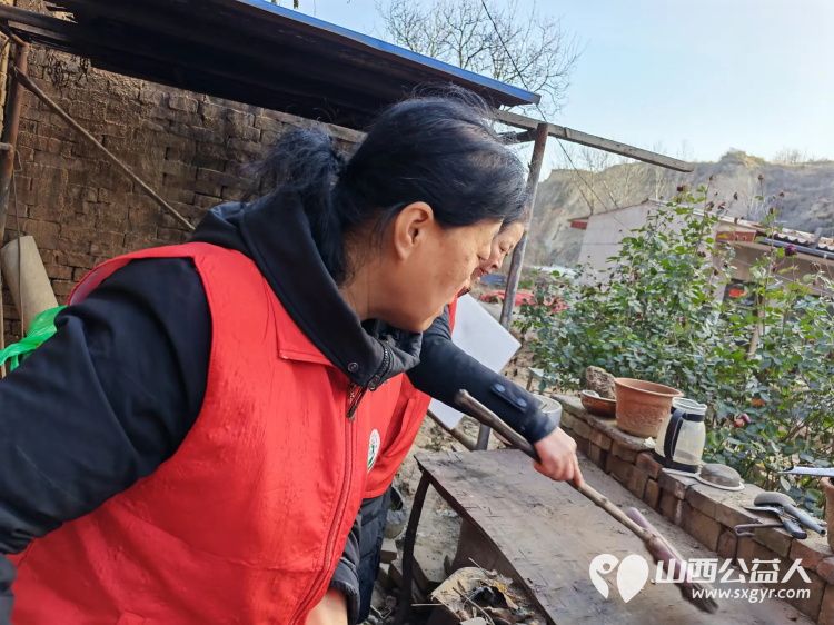 介休市敬老协会志愿者活动在绵山镇董家庄村入户90岁特困乔玉琪老人家中为老人打扫室内外卫生做饭包饺子 - 第16张