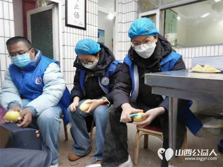 可爱的雨点----长治市小雨点公益志愿者协会来隆福饭店免费素食餐厅（原雨花斋二部）免费理发免费供餐 - 第3张