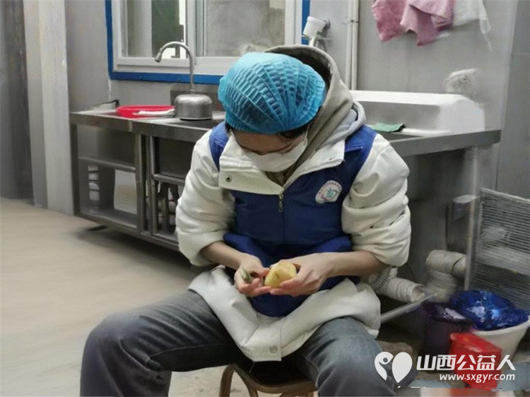 可爱的雨点----长治市小雨点公益志愿者协会来隆福饭店免费素食餐厅（原雨花斋二部）免费理发免费供餐 - 第7张