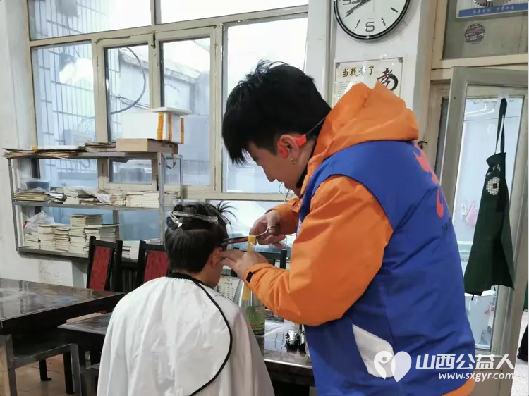 可爱的雨点----长治市小雨点公益志愿者协会来隆福饭店免费素食餐厅（原雨花斋二部）免费理发免费供餐 - 第9张