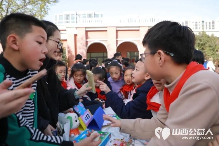 爱心义卖汇聚暖流科技筑梦与爱同行----运城市盐湖区王府学校爱心义卖捐赠善款共计5032元全额捐赠给盐湖区志愿者协会这笔爱心款项将用于公益慈善活动 - 第3张 - 山西公益人 爱心义卖汇聚暖流科技筑梦与爱同行----运城市盐湖区王府学校爱心义卖捐赠善款共计5032元全额捐赠给盐湖区志愿者协会这笔爱心款项将用于公益慈善活动 - 第3张
