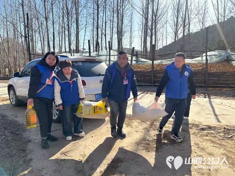 让爱永驻 长治市小雨点公益志愿者协会去沁县看望事实孤儿霍姓小朋友和生病的王先生为他们送去了生活用品米面油和一些现金 - 第2张