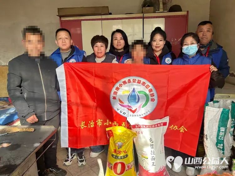 让爱永驻 长治市小雨点公益志愿者协会去沁县看望事实孤儿霍姓小朋友和生病的王先生为他们送去了生活用品米面油和一些现金 - 第1张