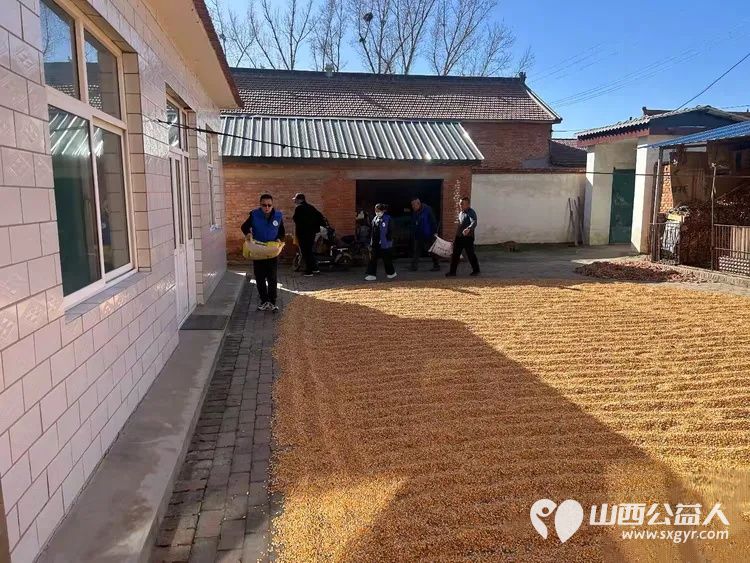 让爱永驻 长治市小雨点公益志愿者协会去沁县看望事实孤儿霍姓小朋友和生病的王先生为他们送去了生活用品米面油和一些现金 - 第9张