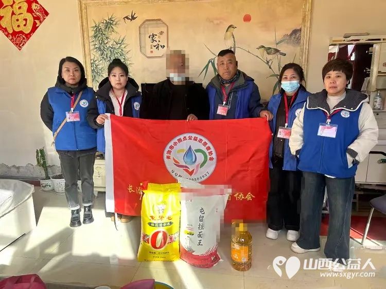 让爱永驻 长治市小雨点公益志愿者协会去沁县看望事实孤儿霍姓小朋友和生病的王先生为他们送去了生活用品米面油和一些现金 - 第6张