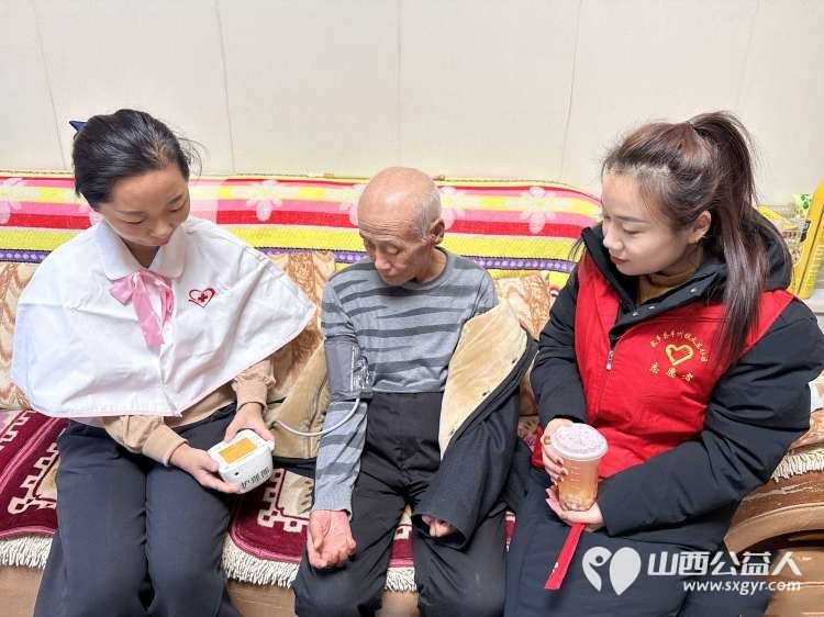 长治市武乡县丰州镇太东社区12·5国际志愿者日“志愿暖冬，爱满太东”系列活动为辖区特殊群体与户外劳动者送去冬日关怀 - 第5张