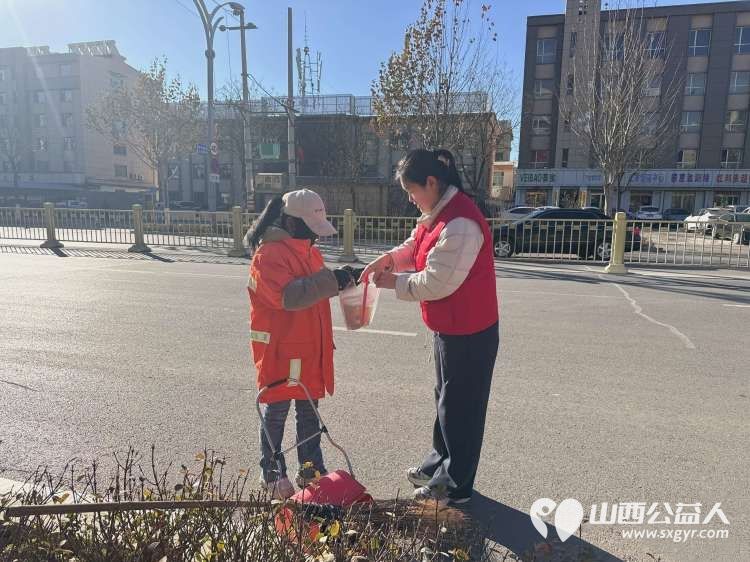 长治市武乡县丰州镇太东社区12·5国际志愿者日“志愿暖冬，爱满太东”系列活动为辖区特殊群体与户外劳动者送去冬日关怀 - 第15张