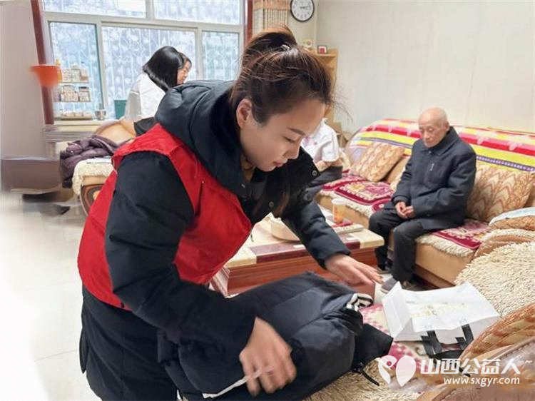 长治市武乡县丰州镇太东社区12·5国际志愿者日“志愿暖冬，爱满太东”系列活动为辖区特殊群体与户外劳动者送去冬日关怀 - 第4张