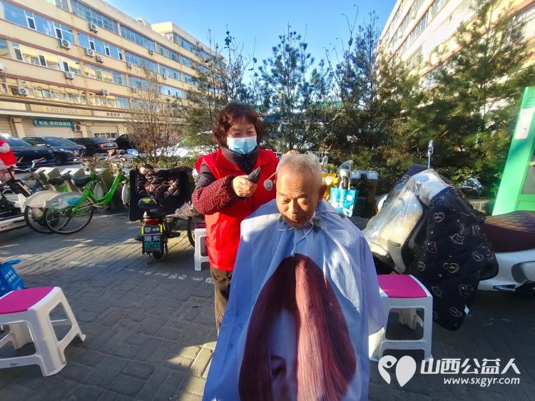 介休市敬老协会组织志愿者2025年12月4日走进介休市北关街道北大街社区为社区所有老人爱心理发义诊 - 第10张