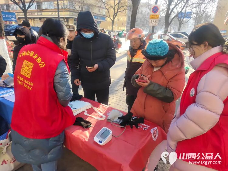 介休市敬老协会组织志愿者2025年12月4日走进介休市北关街道北大街社区为社区所有老人爱心理发义诊 - 第19张