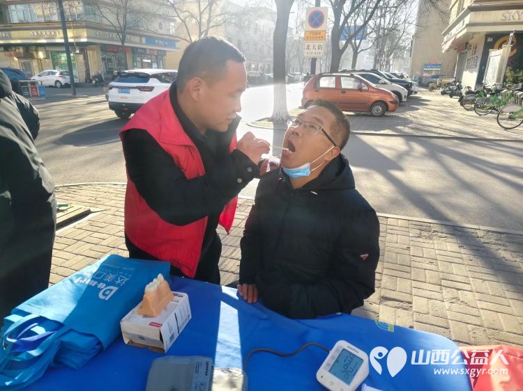 介休市敬老协会组织志愿者2025年12月4日走进介休市北关街道北大街社区为社区所有老人爱心理发义诊 - 第13张