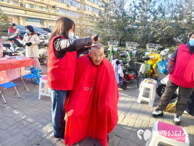 介休市敬老协会组织志愿者2025年12月4日走进介休市北关街道北大街社区为社区所有老人爱心理发义诊 - 第9张
