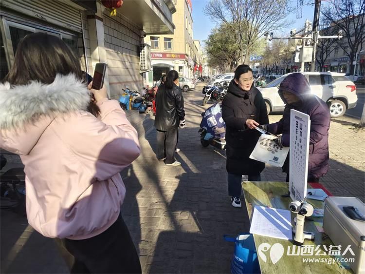 介休市敬老协会组织志愿者2025年12月4日走进介休市北关街道北大街社区为社区所有老人爱心理发义诊 - 第17张