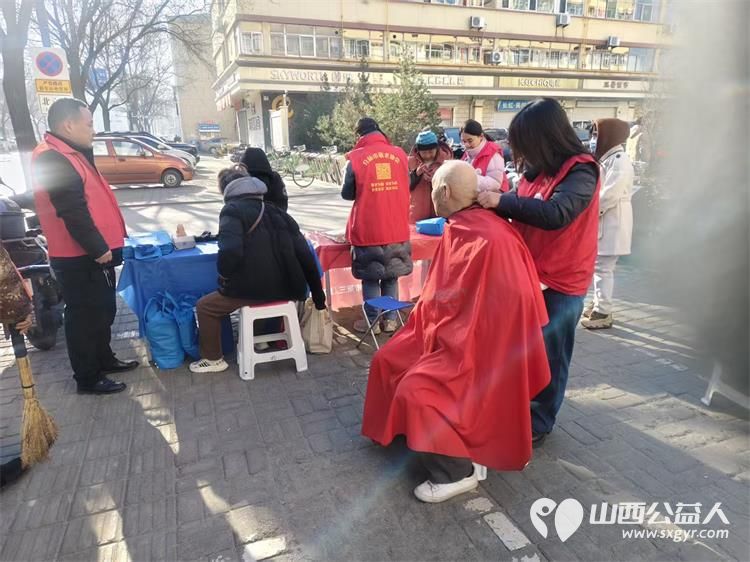 介休市敬老协会组织志愿者2025年12月4日走进介休市北关街道北大街社区为社区所有老人爱心理发义诊 - 第4张