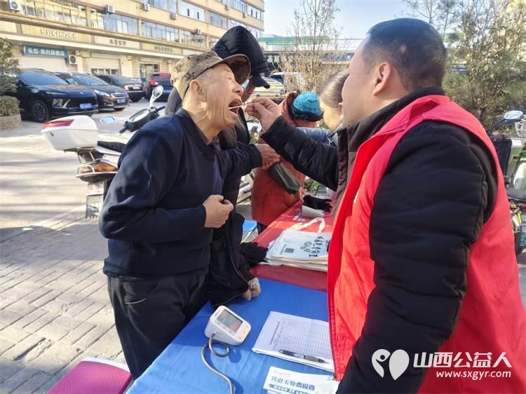 介休市敬老协会组织志愿者2025年12月4日走进介休市北关街道北大街社区为社区所有老人爱心理发义诊 - 第14张