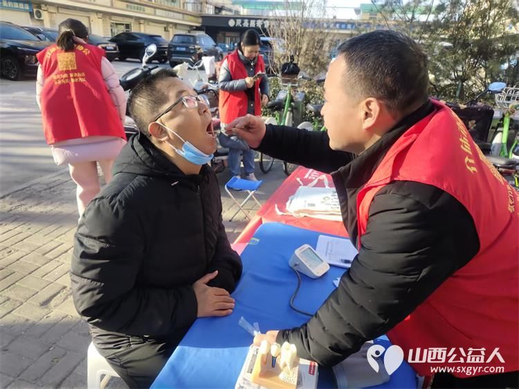 介休市敬老协会组织志愿者2025年12月4日走进介休市北关街道北大街社区为社区所有老人爱心理发义诊 - 第12张